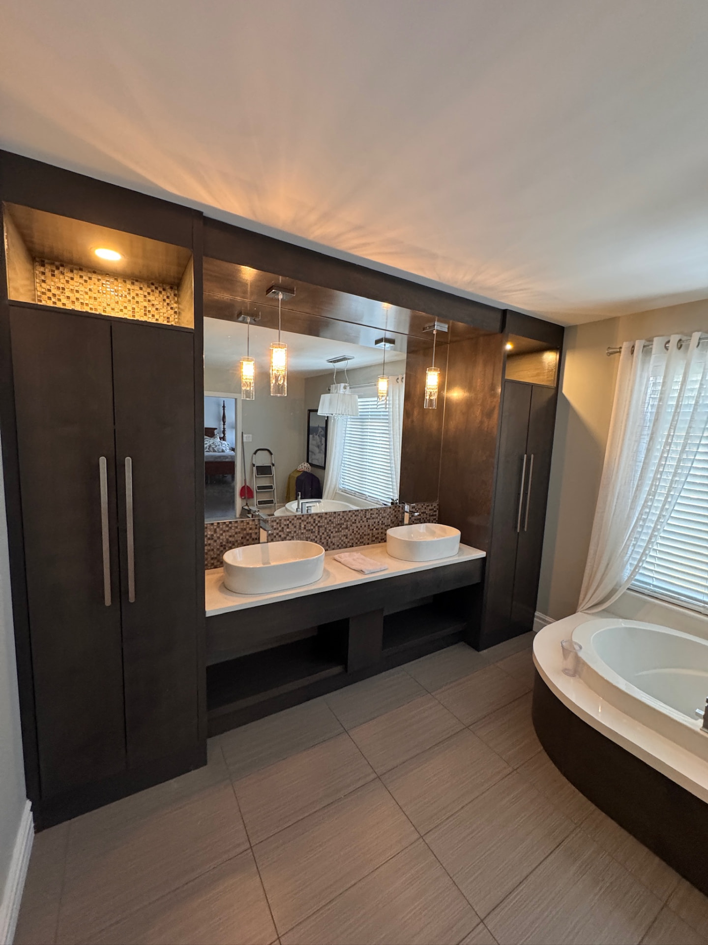 Salle de bain — vanité double et bain podium