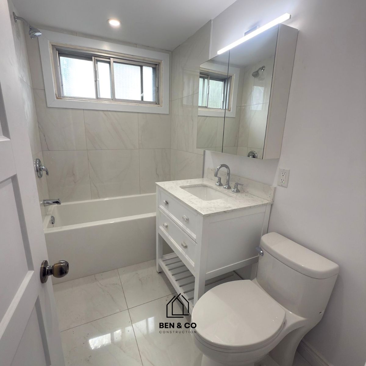Salle de bain complète — céramique et bain