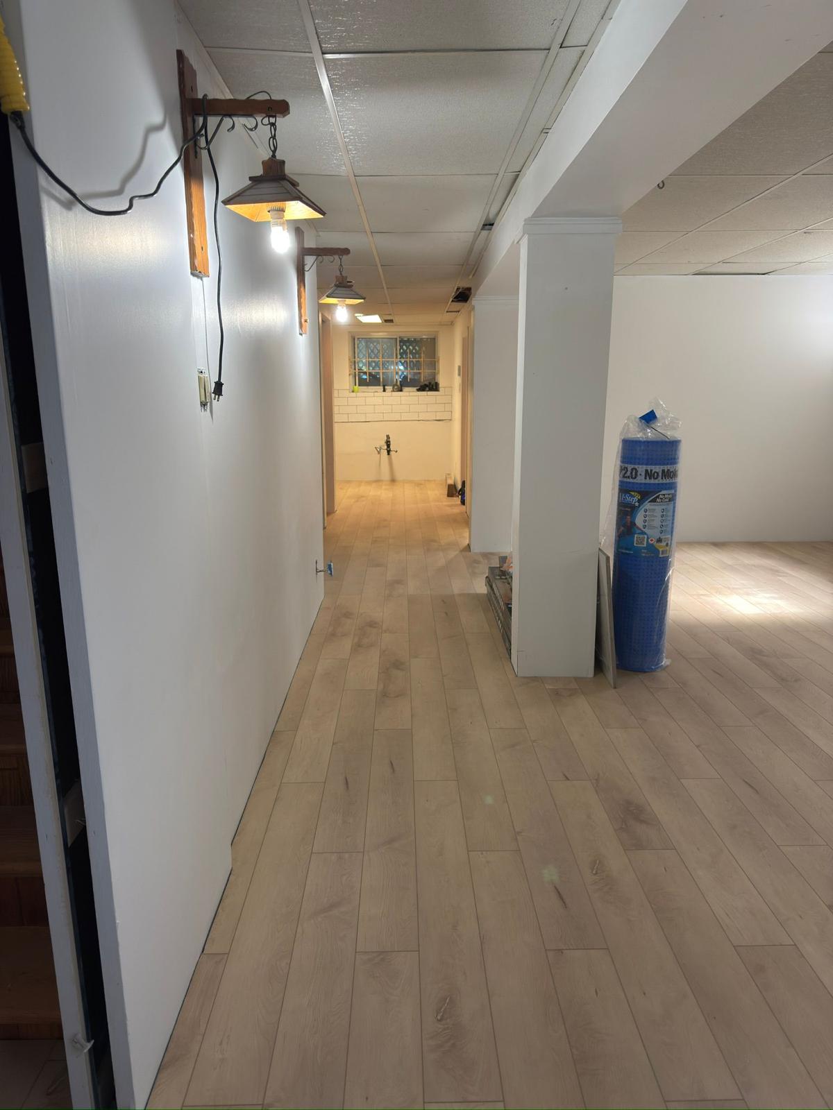 Rénovation complète d'un sous-sol — pose de plancher