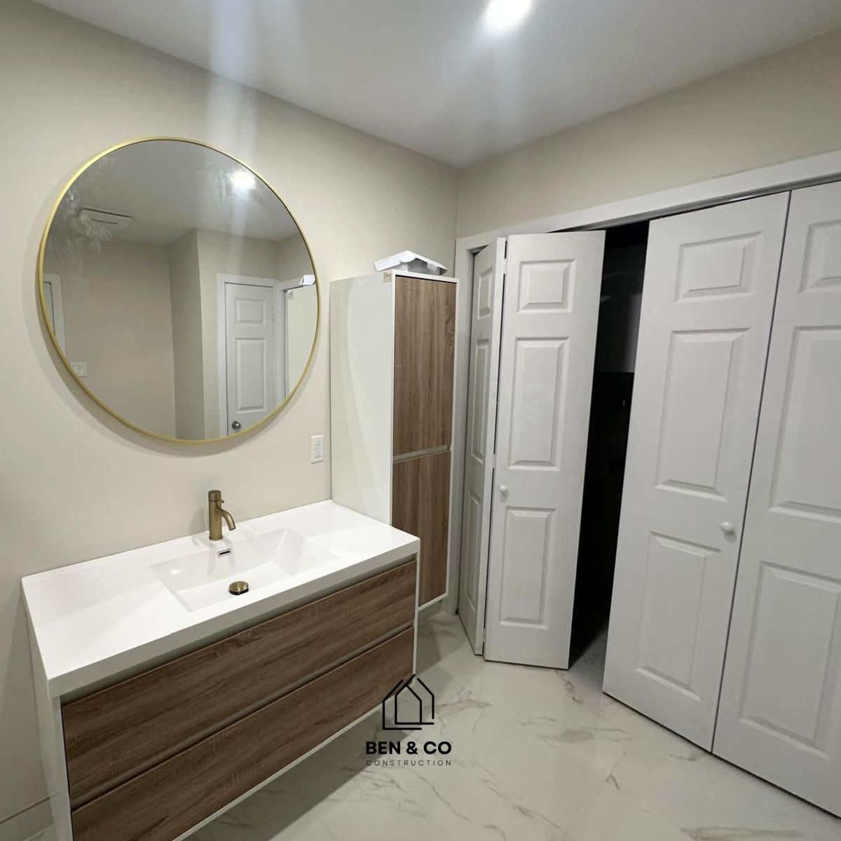 Salle de bain — vanité suspendue et miroir rond